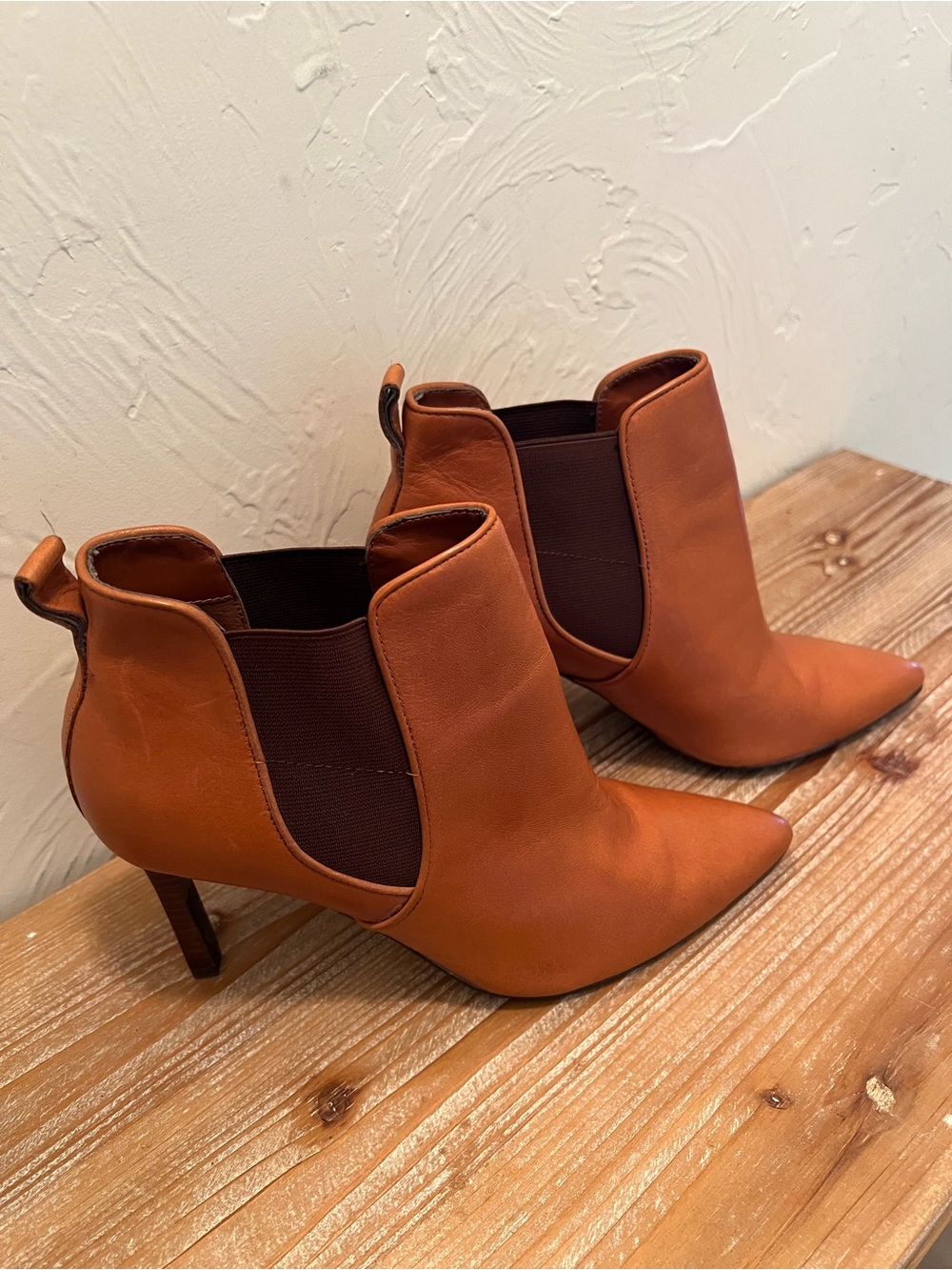 Lauren Ralph Lauren Tan Pointed-Toe Leather Ankle Booties. Size 8 B - Picture 4 of 9